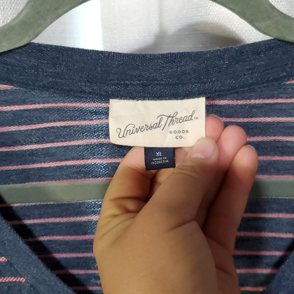 Universal Thread t-shirt - Picture 5 of 6